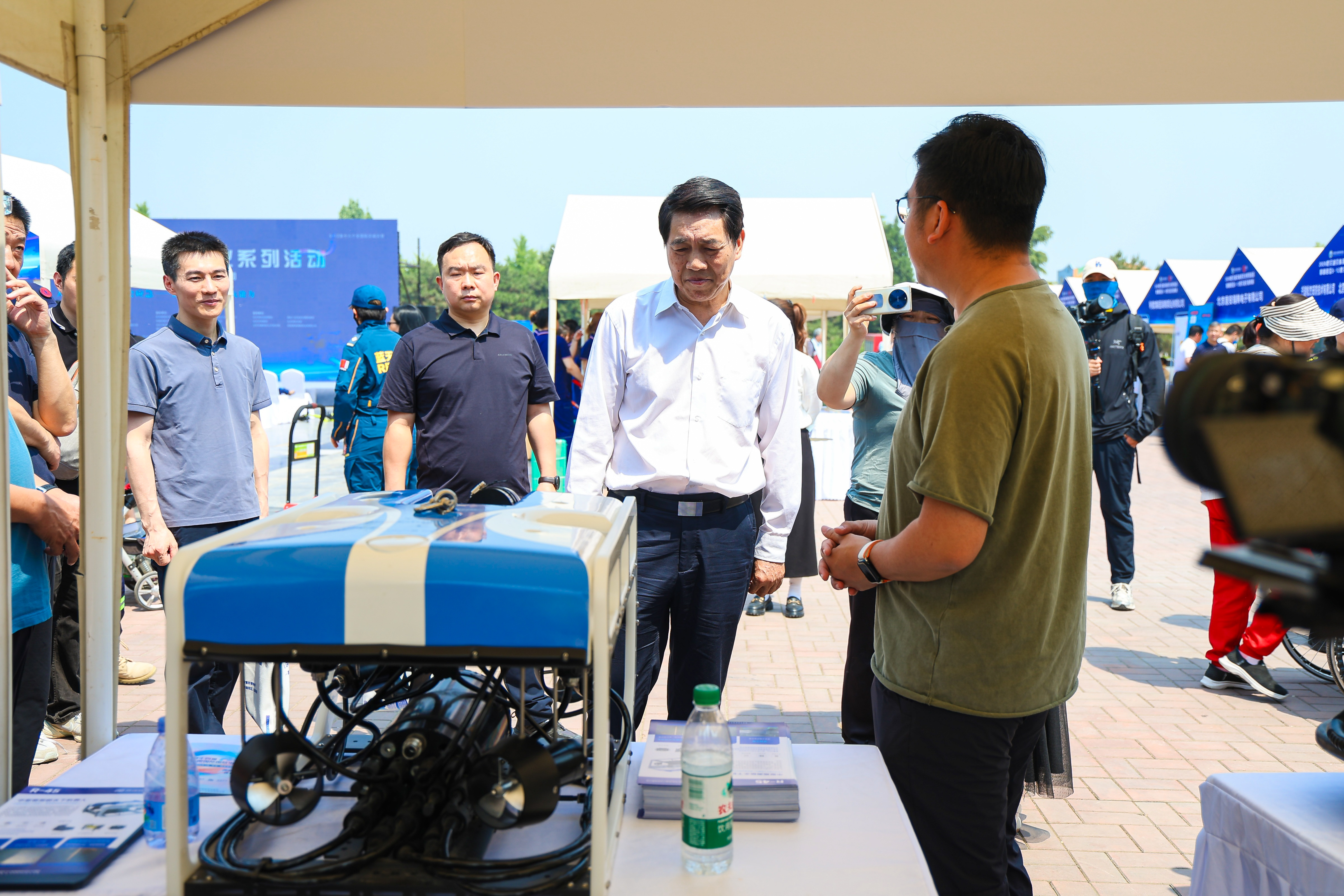 防灾减灾系列活动启幕,中国灾害防御协会会长郑国光参观博雅工道水下机器人